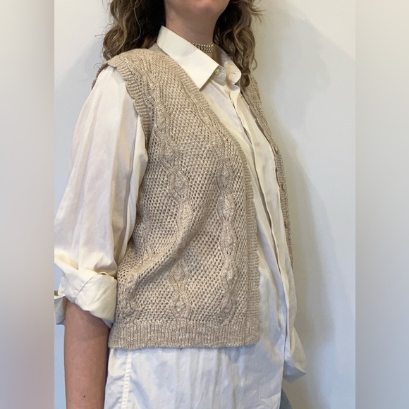 Vintage D’Allairds Beige crochet Vest made in Canada in size small-medium - Picture 2 of 9